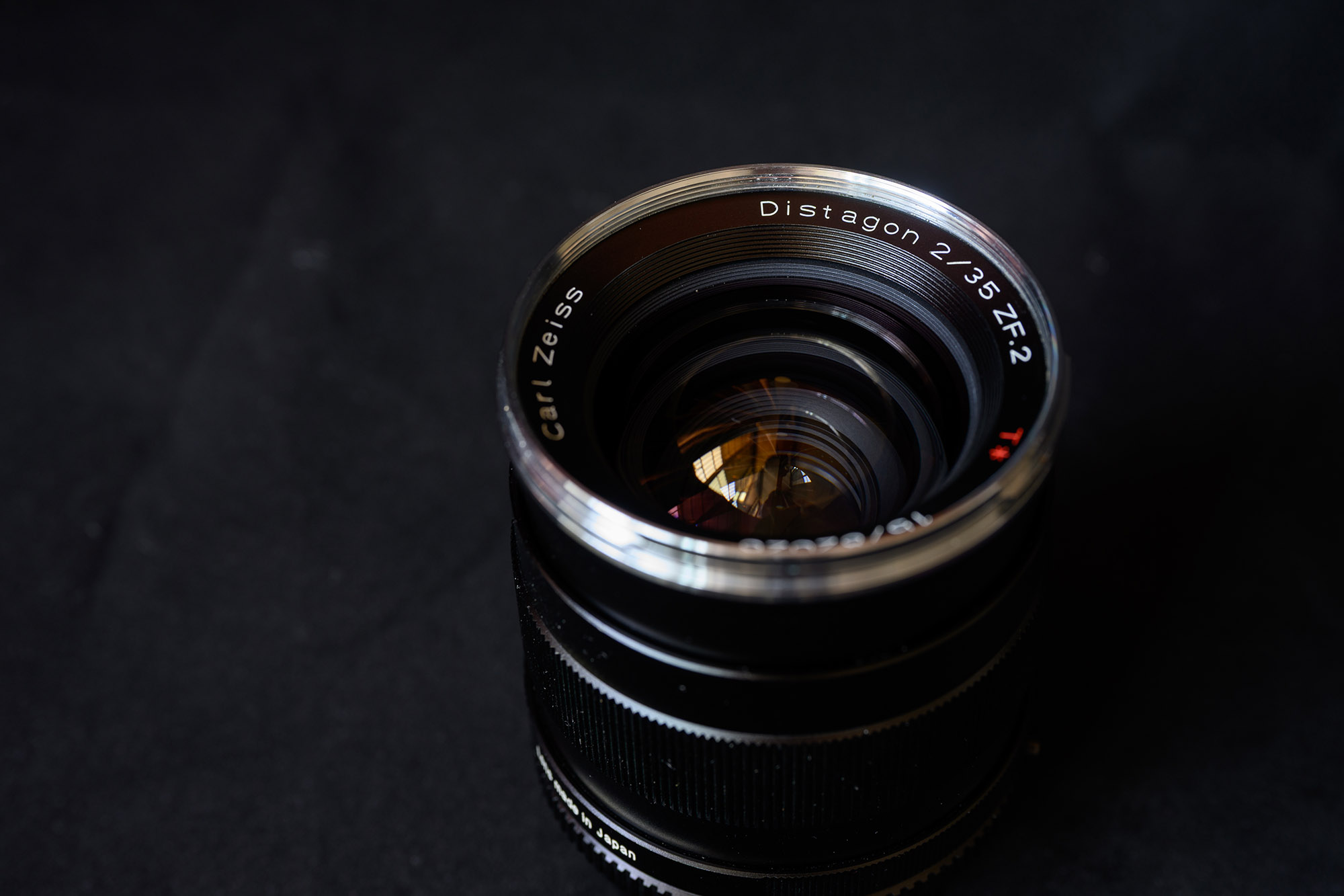 蔡司 Distagon 35mm f/2 镜头正面特写，展示T*镀膜标识