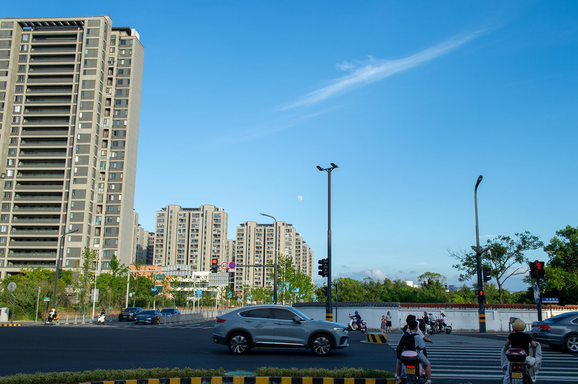 城市街道十字路口，展示广角畸变控制和天空色彩