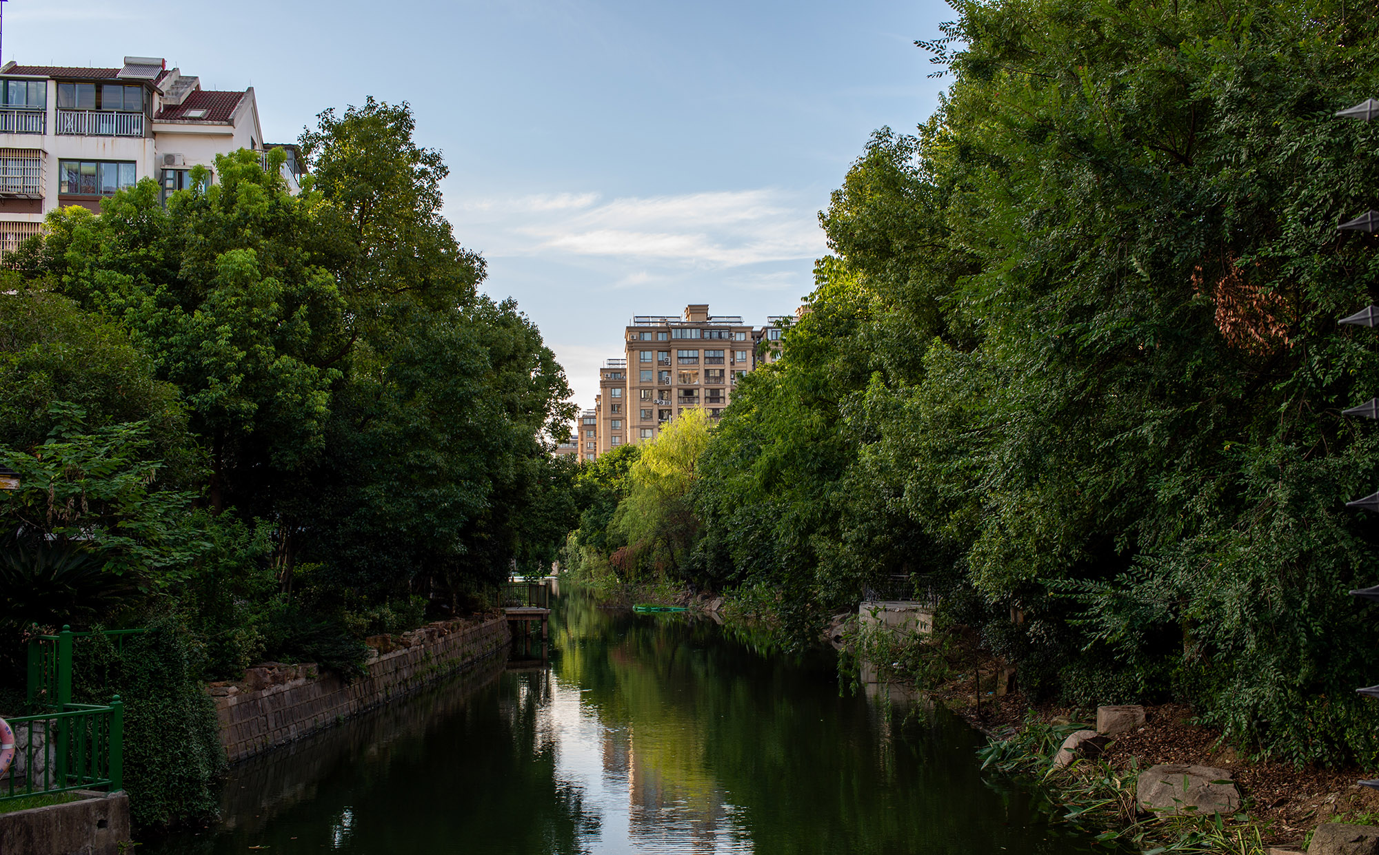 城市河道风景，展示广角视野和色彩表现
