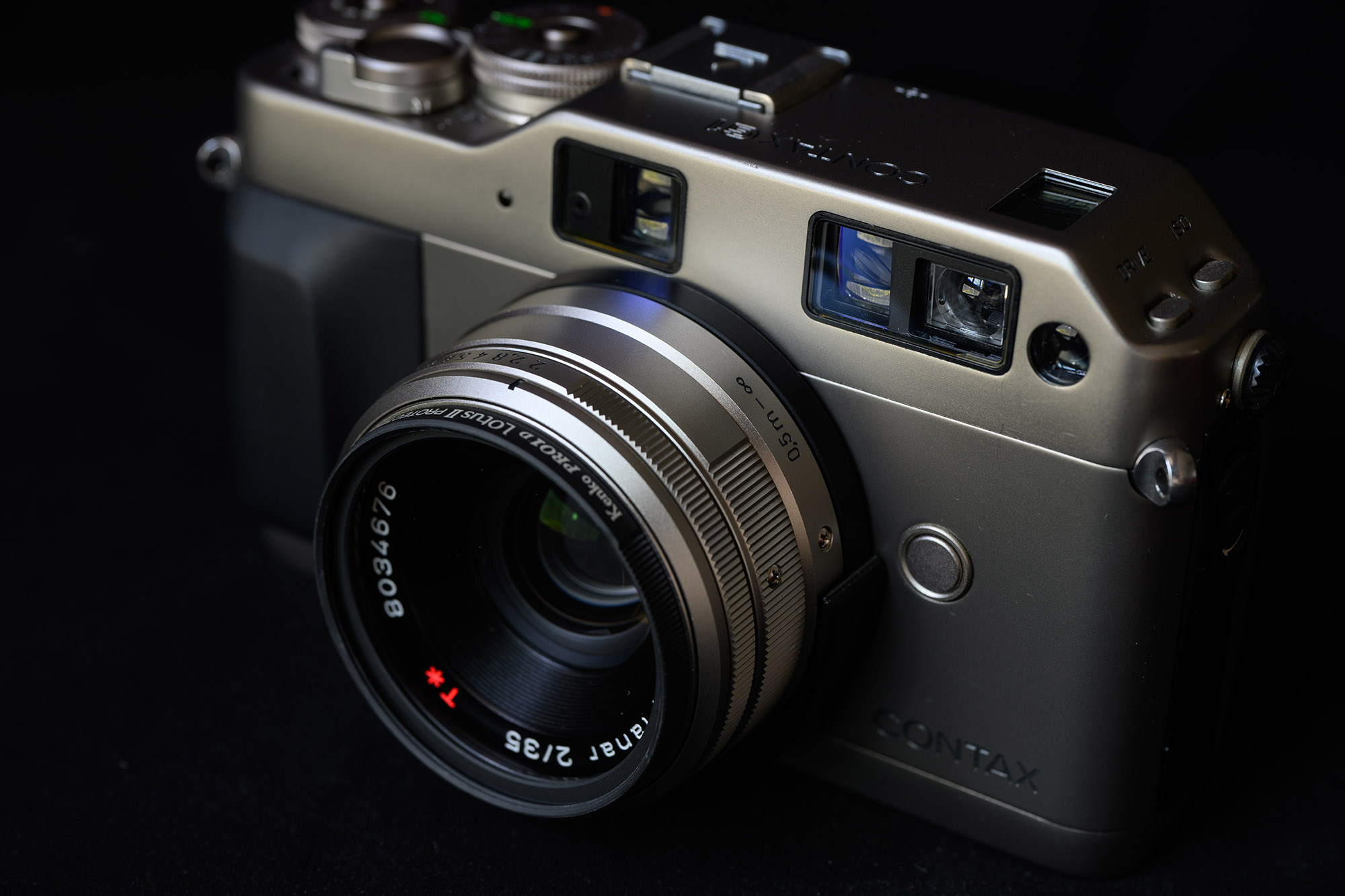 Contax G1 相机正面特写，展示钛金属机身与 Planar 35mm 镜头