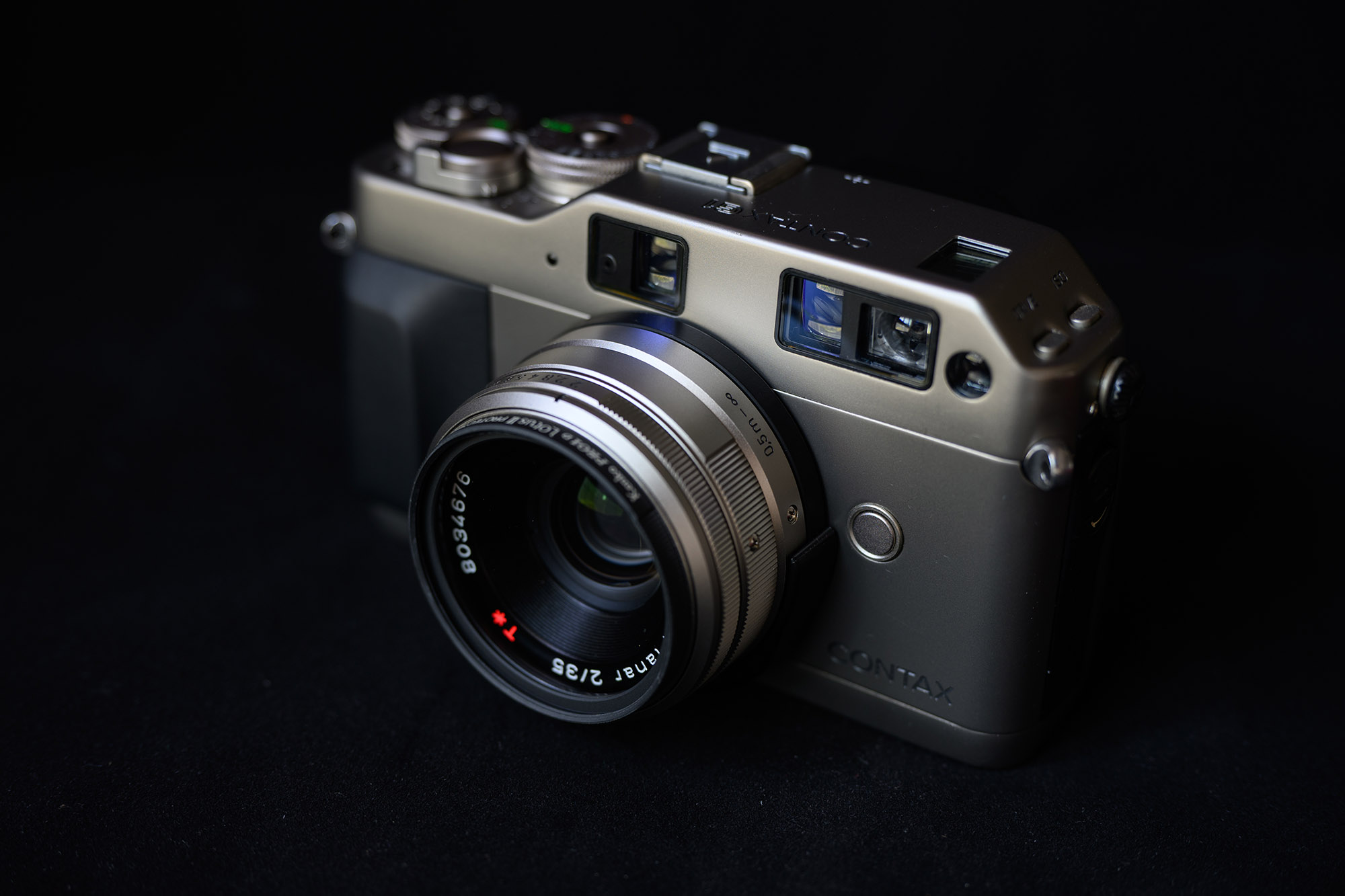 Contax G1 相机侧面角度,展示机身厚度与手柄设计