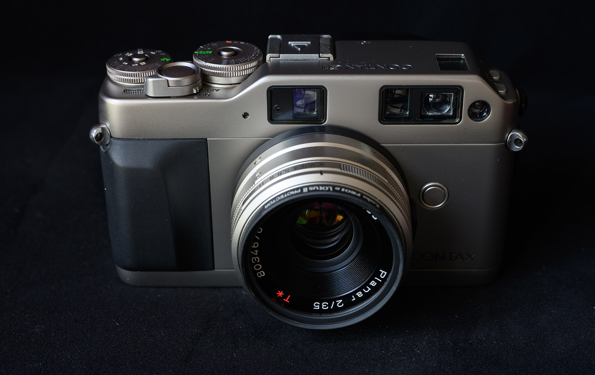 Contax G1 相机正面全景，经典的旁轴取景器布局