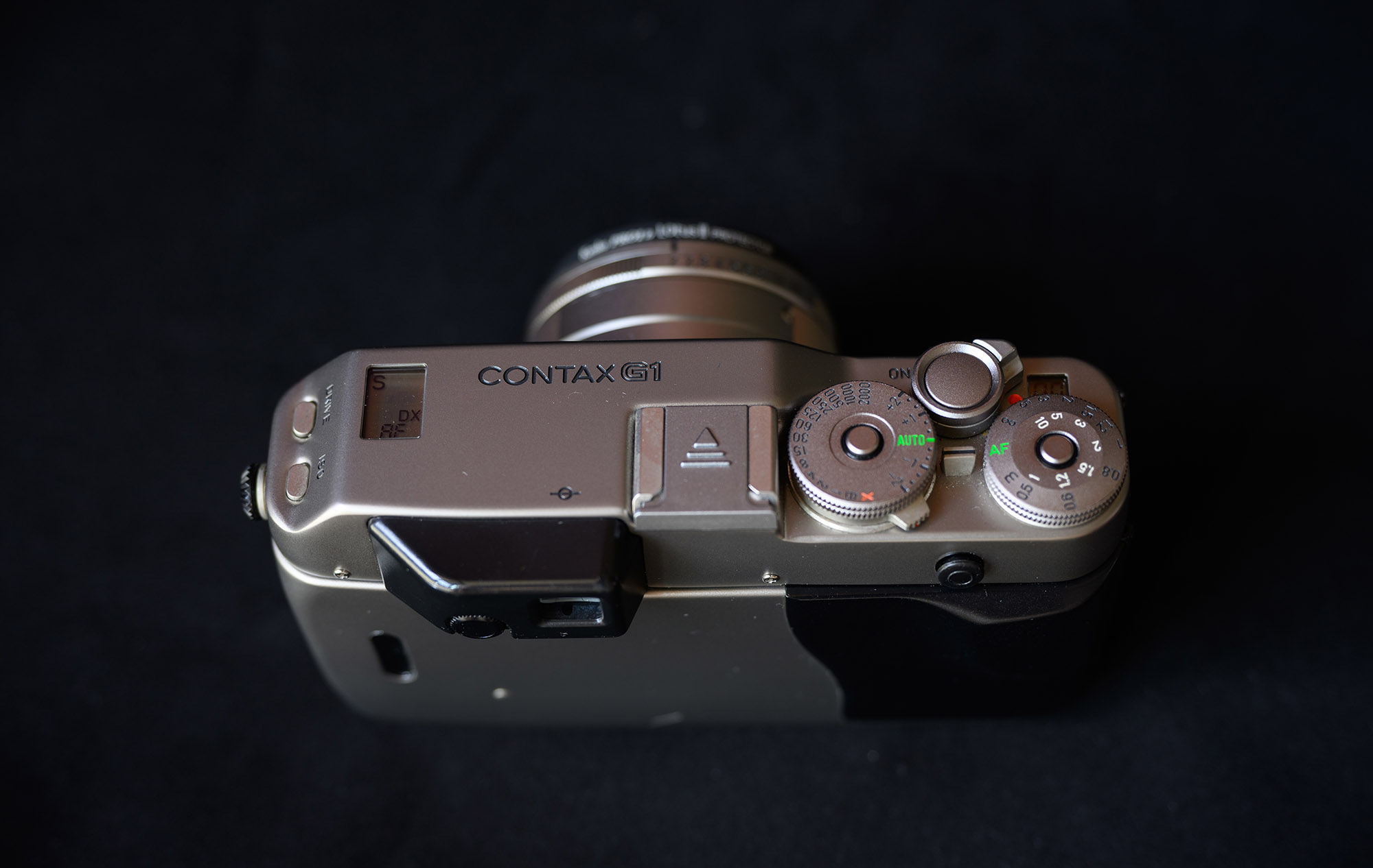 Contax G1 顶部俯拍，展示 CONTAX G1 标识与 LCD 屏幕