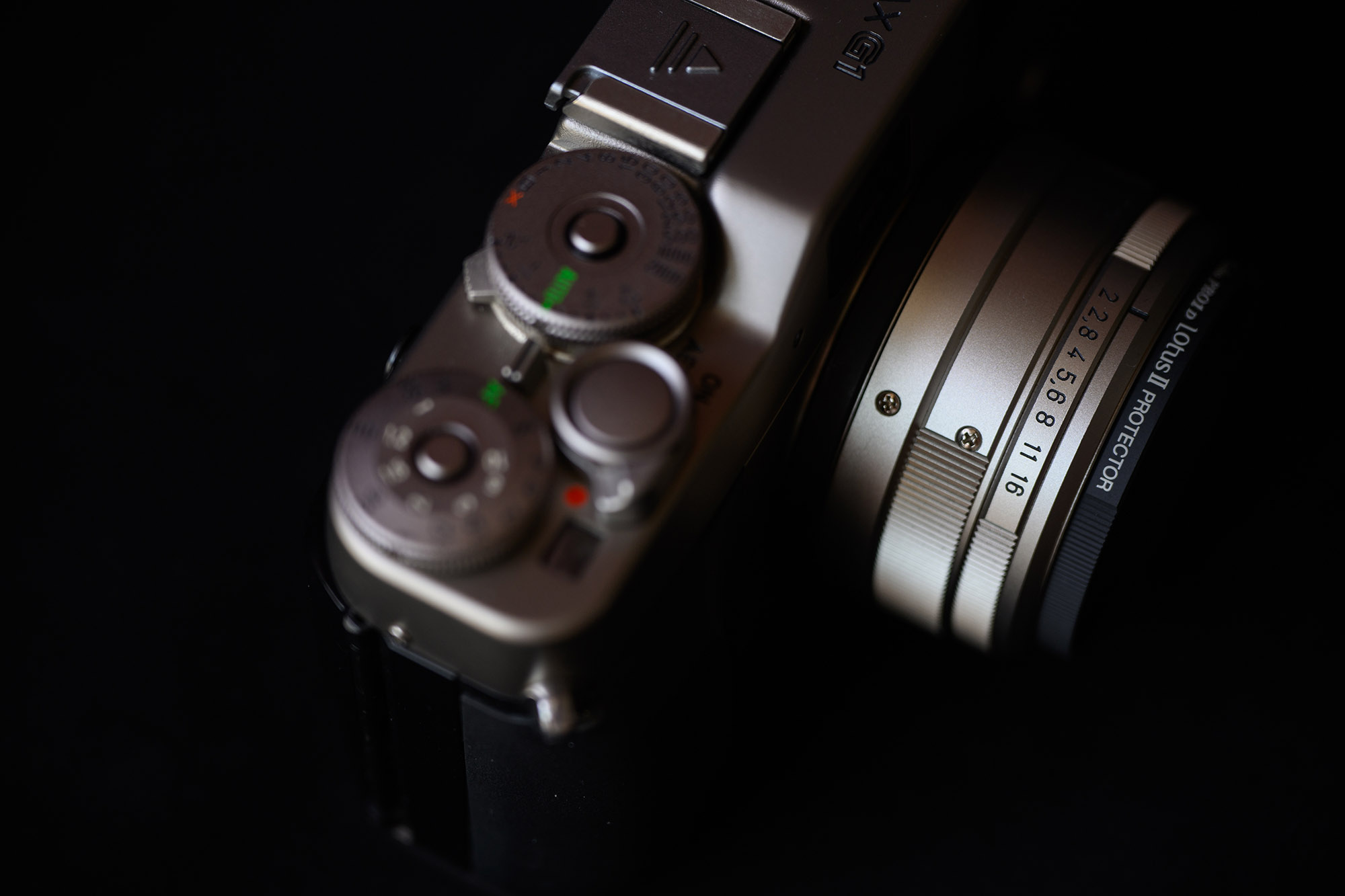 Contax G1 顶部拨盘特写，展示快门速度与光圈刻度