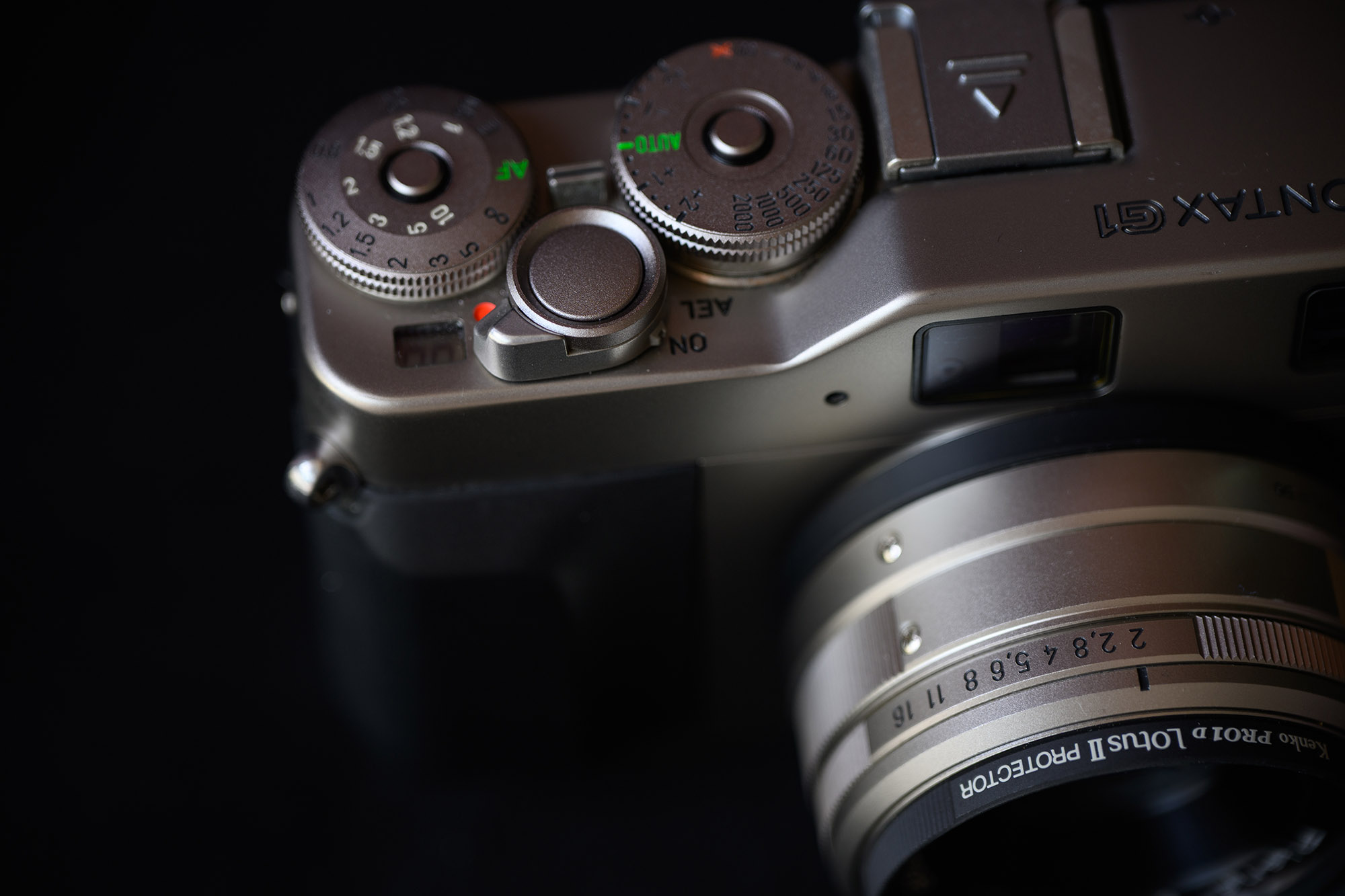 Contax G1 顶部另一角度，展示快门按钮与模式切换
