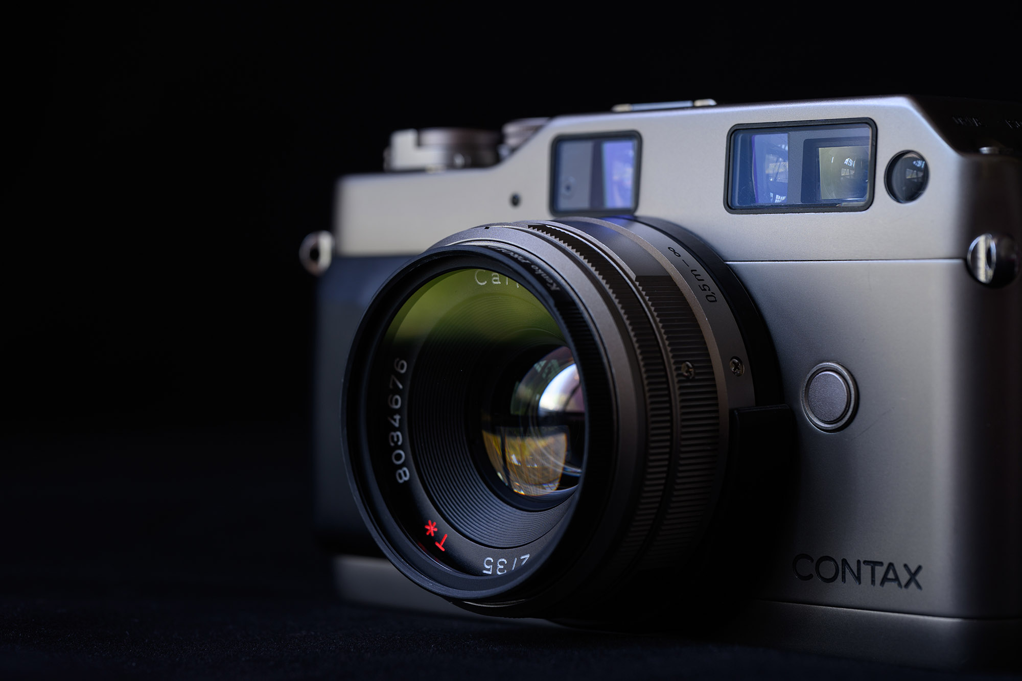 Planar 35mm f/2 镜头特写，展示 T* 镀膜的红光