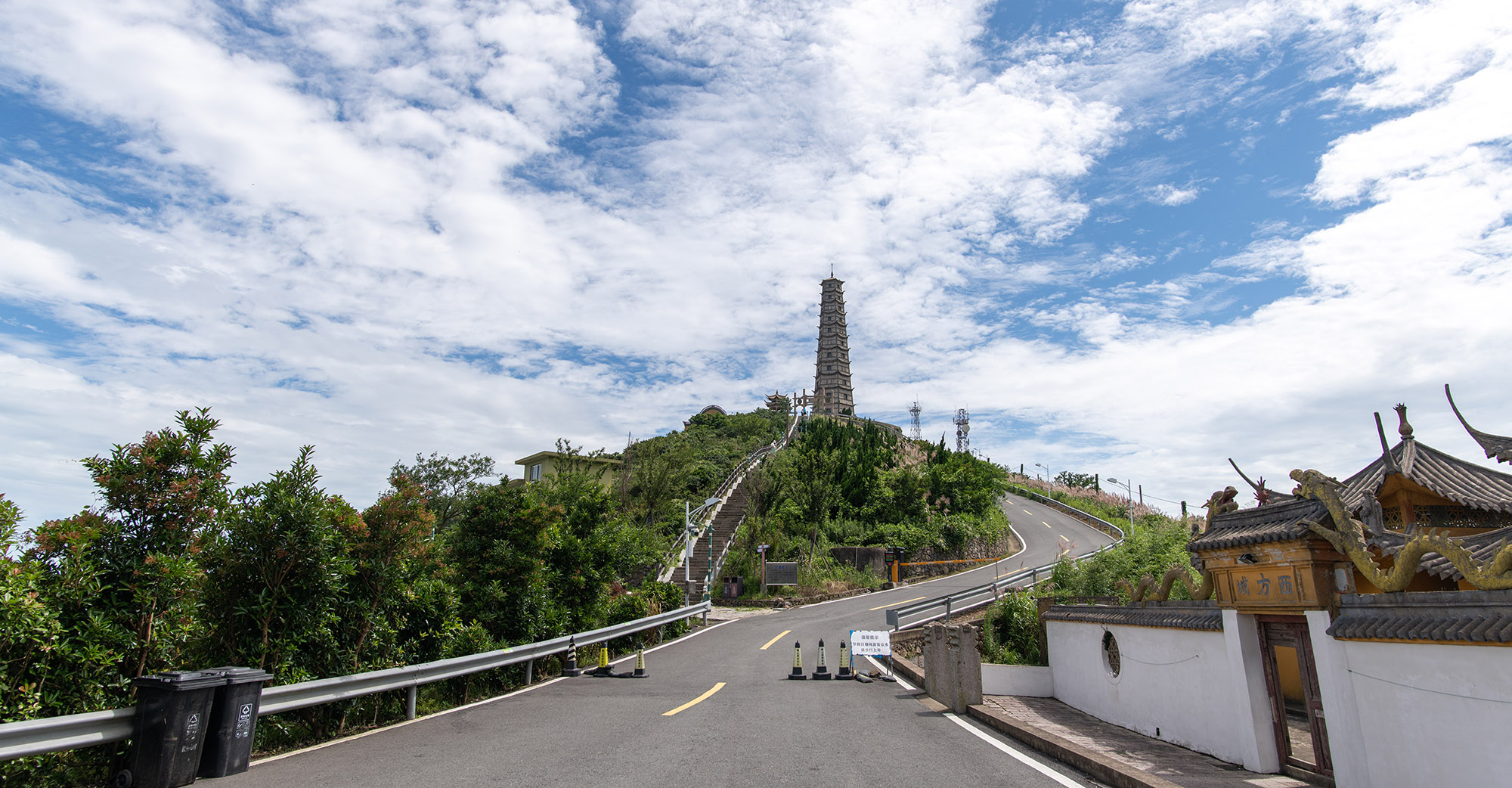 通往观音山山顶宝塔的道路，旁边有盘山公路