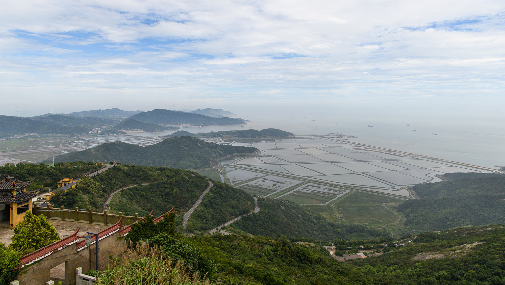 观音山山顶俯瞰，远处是壮观的盐田、养殖塘与大海