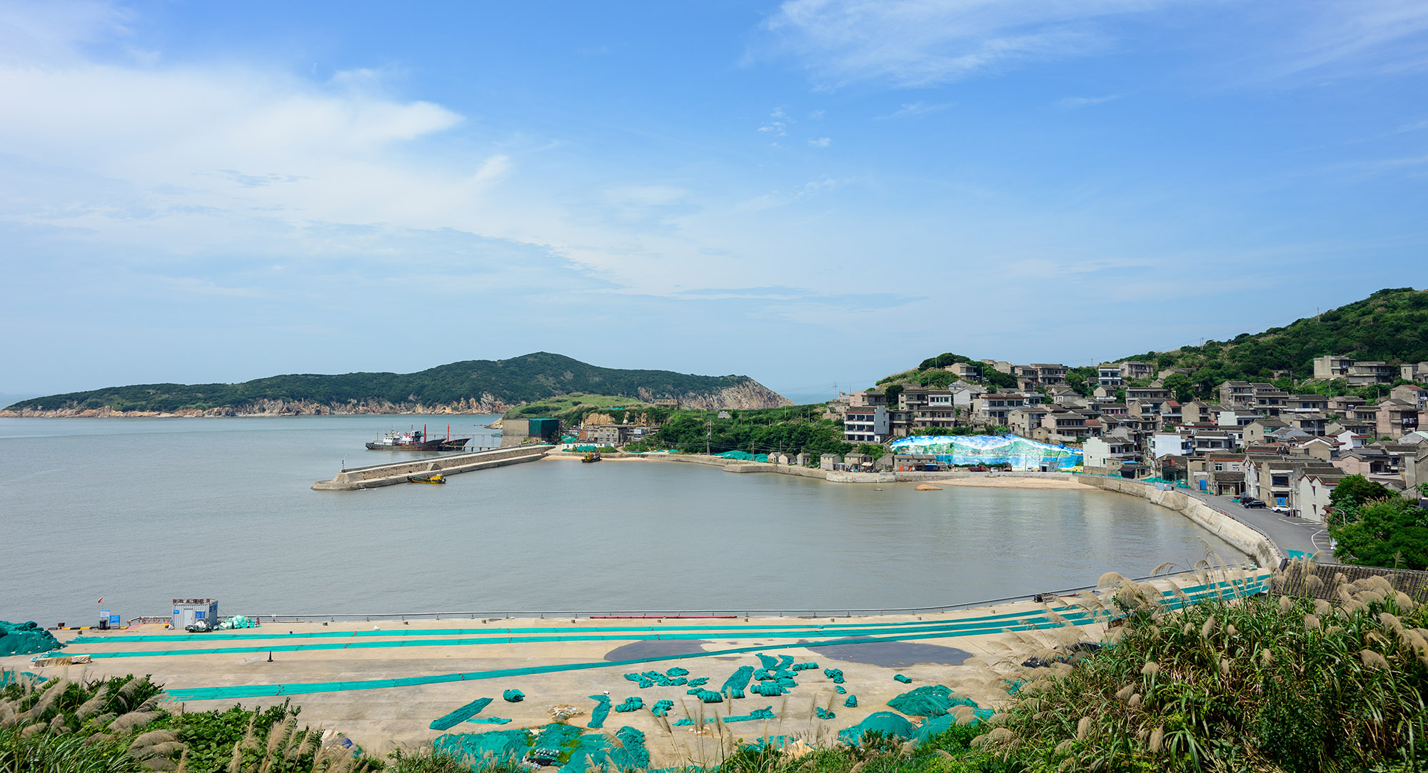 衢山岛渔港全景，岸边晒满了渔网